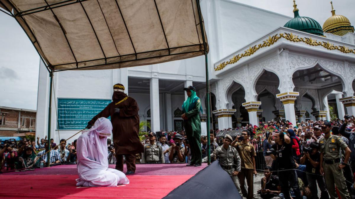 un barbat si o femeie au fost loviti in piata publica de 100 cu bastonul pentru ca aveau o relatie in indonezia