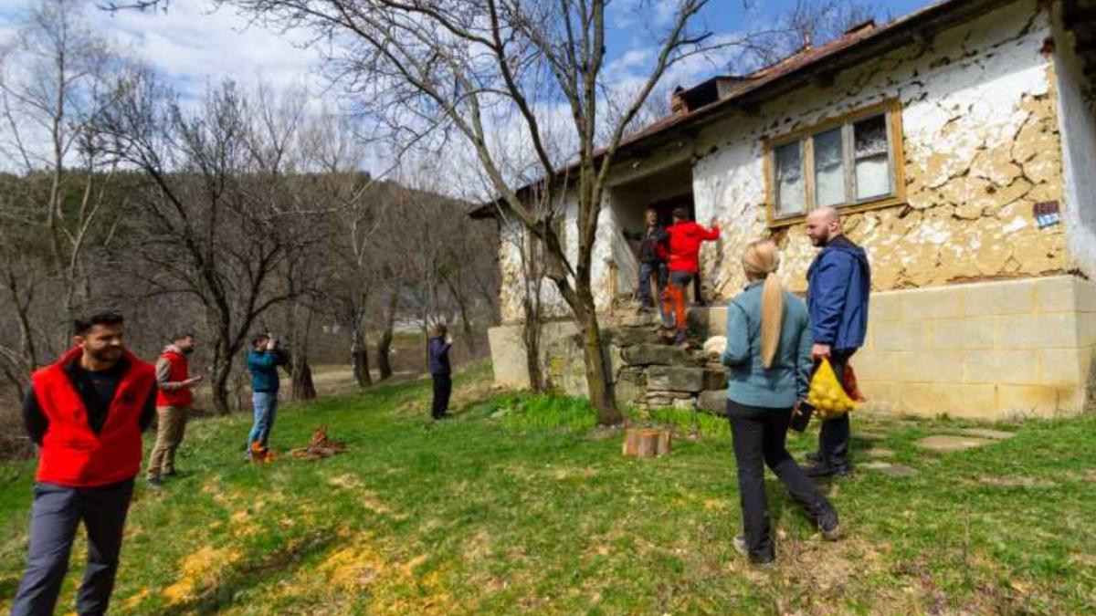 un batran locuieste singur intr un sat din muntii buzaului si merge 12 km pana la magazin acum a primit un ajutor nesperat