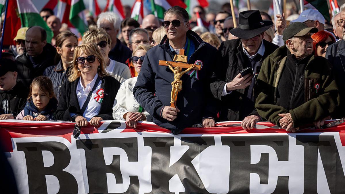 cu cateva zile inainte de alegeri fidesz domina facebook ul maghiar cu reclame politice pe care n ar fi trebuit sa le mai poata difuza