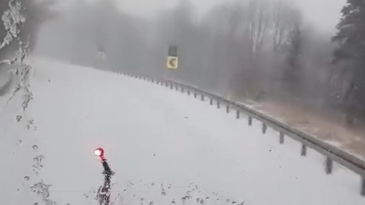 drum national acoperit cu zapada miercuri dimineata in vrancea a fost nevoie de interventia utilajelor de deszapezire