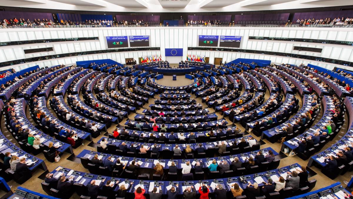 poza in care apar membrii Parlamentului European în timp ce se află în sala de plen a Parlamentului European
