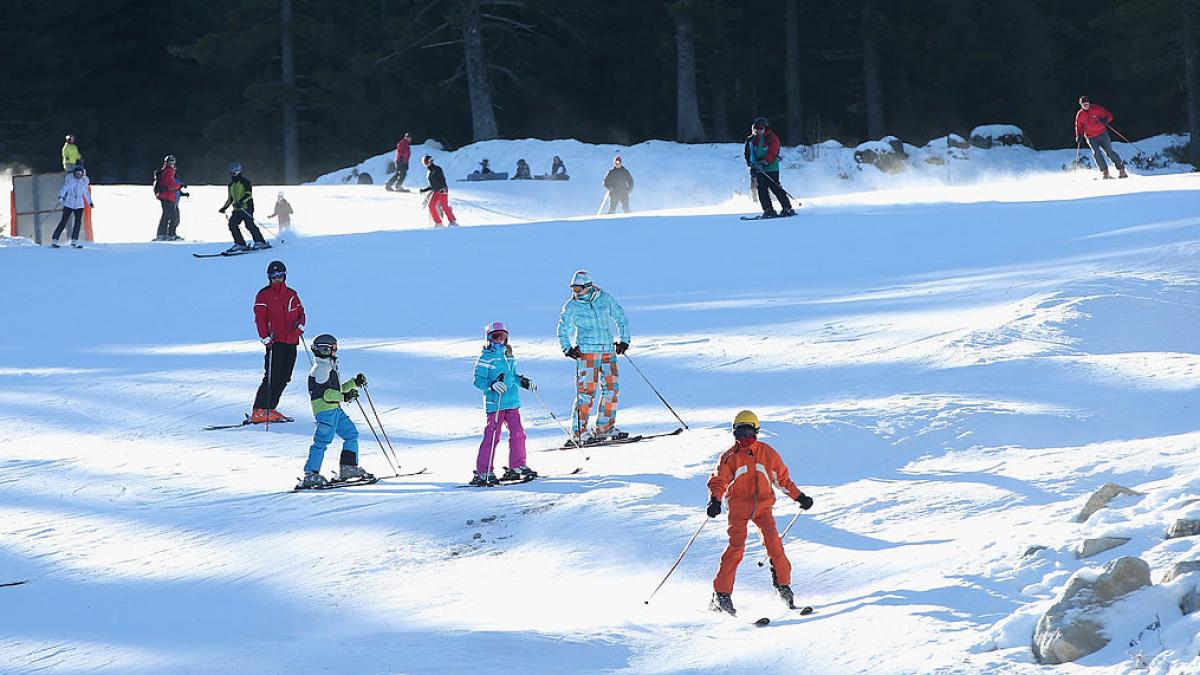 schi in vacanta de paste la bansko stratul de zapada ajunge la trei metri iar turistii au reduceri la skipass uri