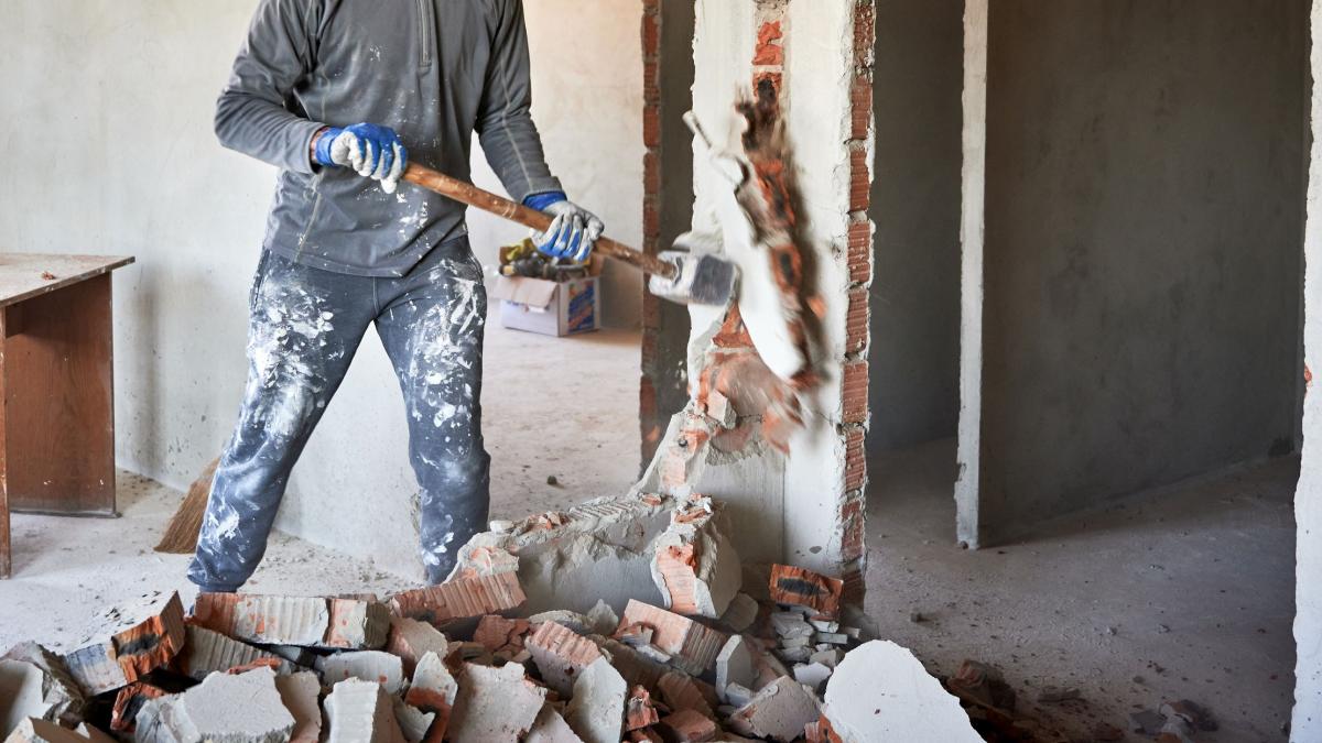 un barbat din franta si a demolat casa ca sa scape de romanii care au ocupat o ilegal erau tot mai multi si sustineau ca e a lor