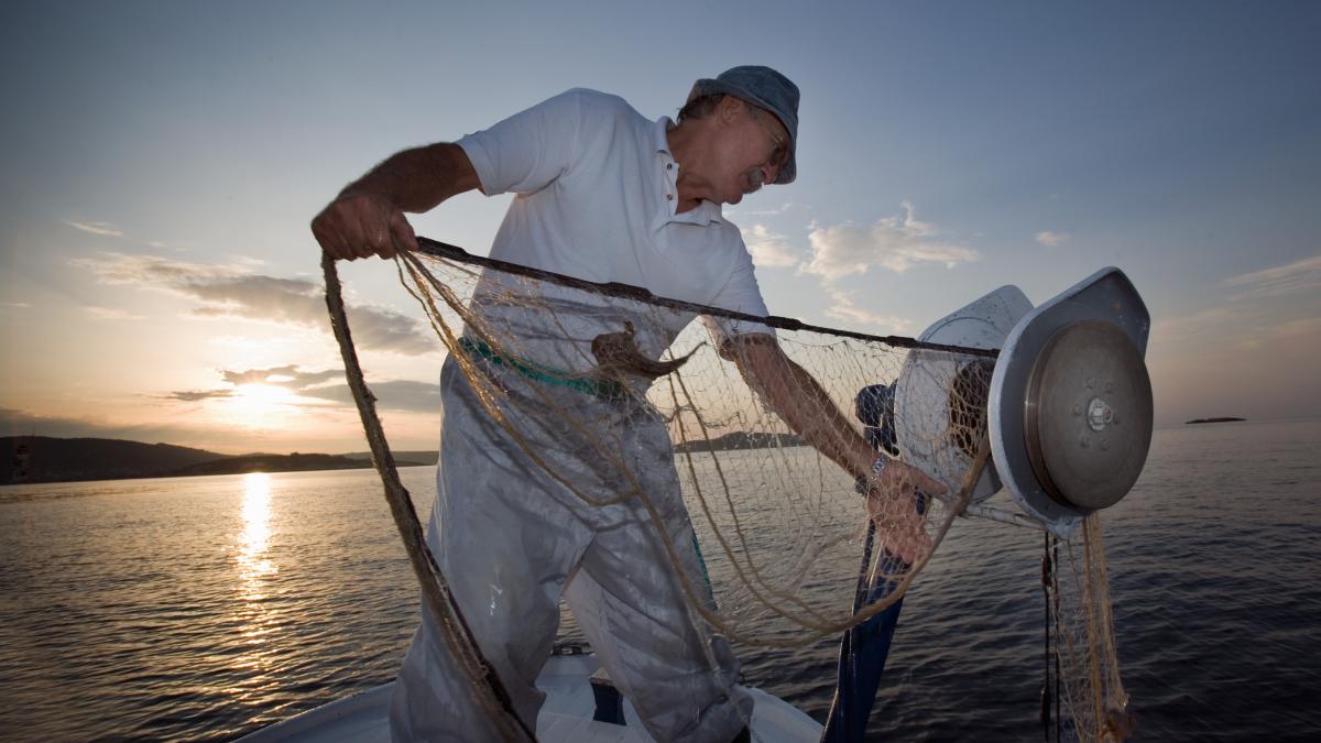 un pescar din indonezia a prins o captura surprinzatoare o drona subacvatica chineza