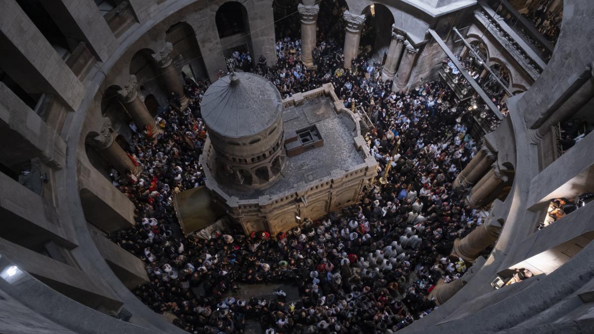 aprindere focul sfant lumina sfanta biserica sfantului mormant ierusalim