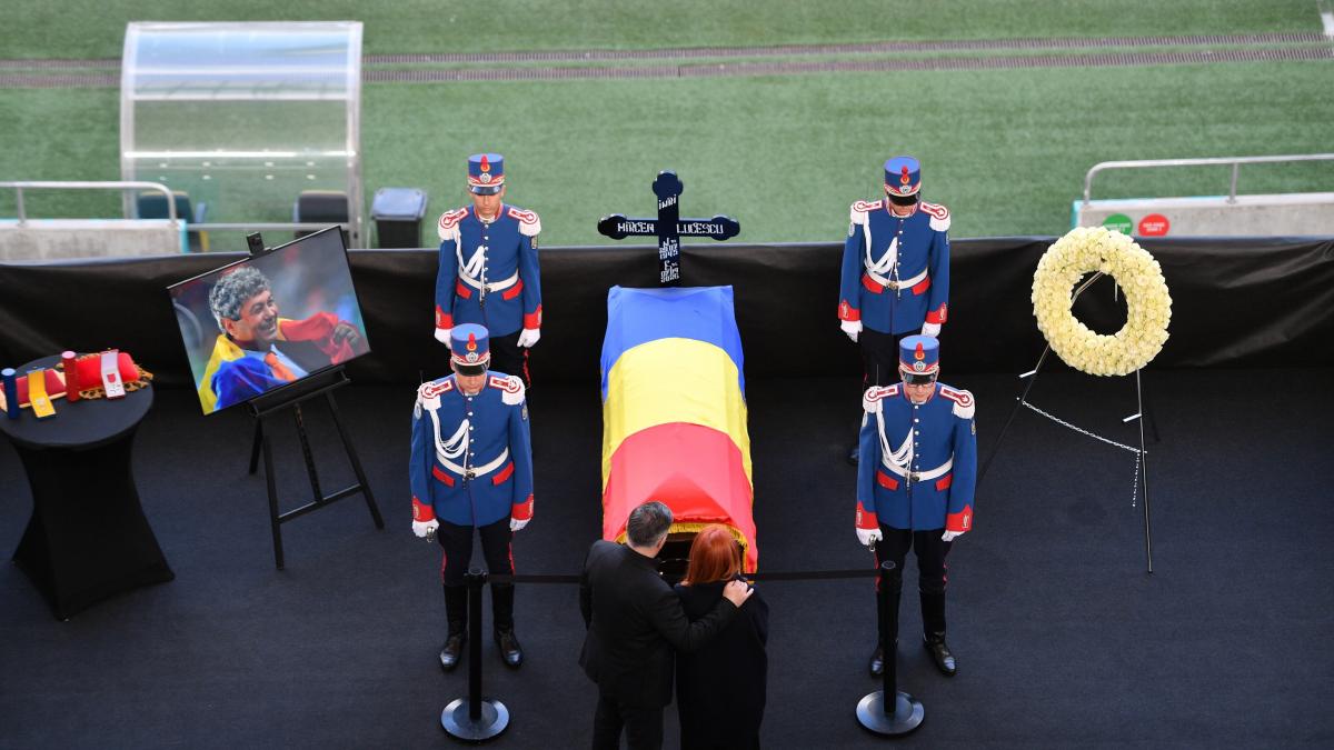 imagini emotionante de la arena nationala altar de flori in memoria lui mircea lucescu oamenii ii pot aduce joi un ultim omagiu