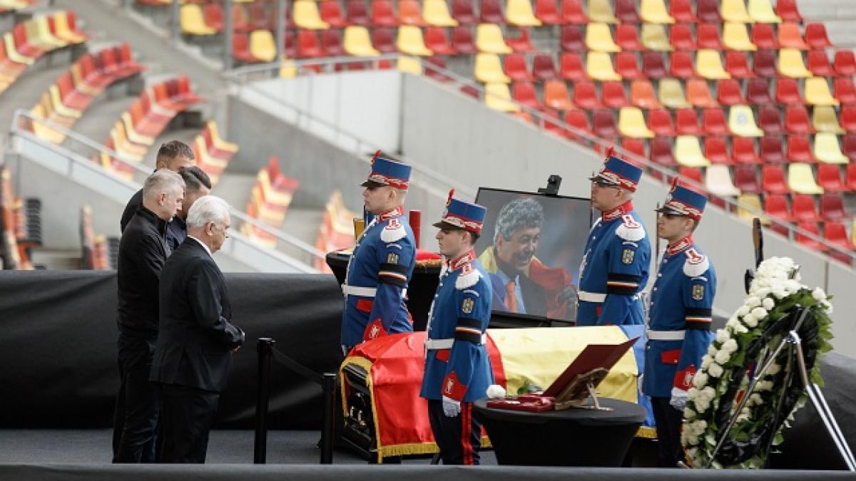 imagini emotionante de la arena nationala altar de flori in memoria lui mircea lucescu oamenii ii pot aduce joi un ultim omagiu