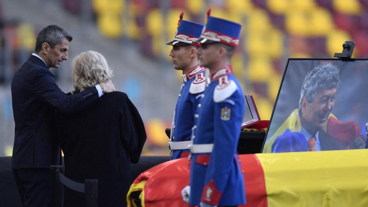 imagini emotionante de la arena nationala altar de flori in memoria lui mircea lucescu oamenii ii pot aduce joi un ultim omagiu