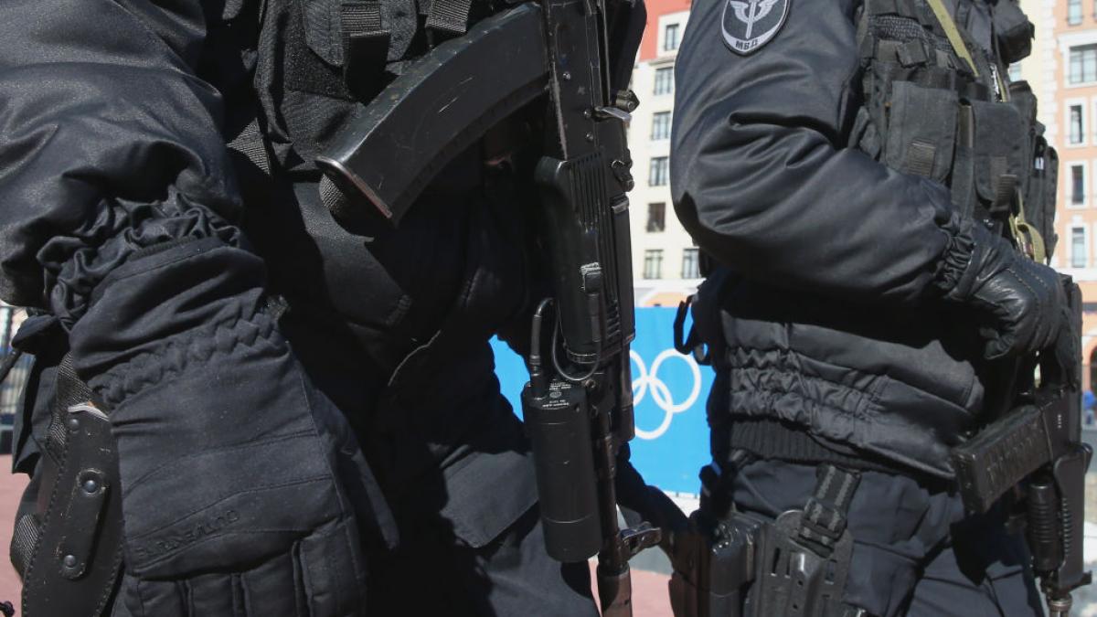 regimul de la kremlin a trimis mascatii sa perchezitioneze redactia ultimului ziar independent din rusia care sunt acuzatiile