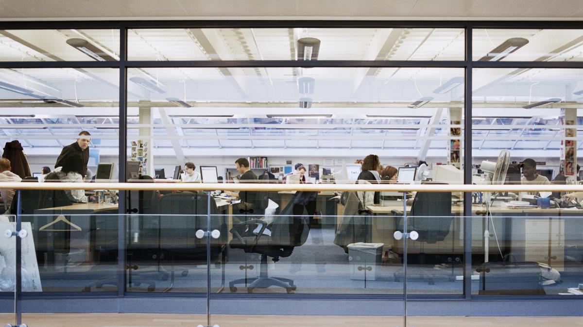 tarile europene in care un numar mare de angajati lucreaza peste 50 de ore pe saptamana