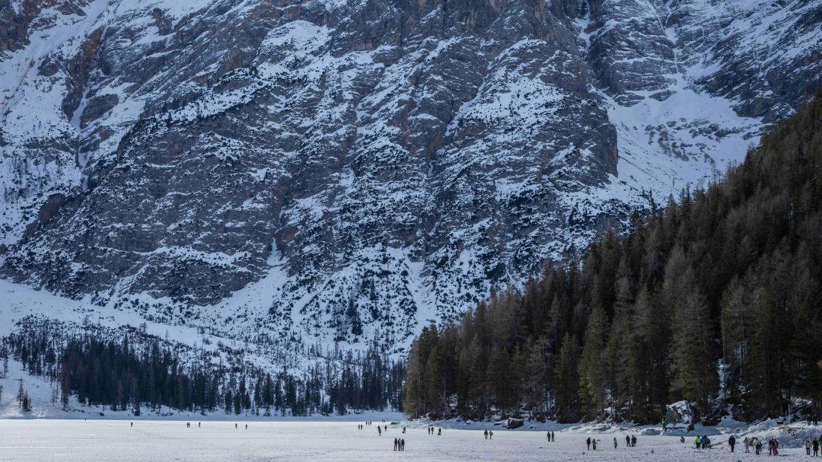 video mai multi turisti au cazut in apa rece a lacului braies dupa ce gheata a cedat