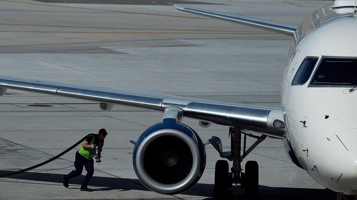 poza in care apare un avion in timp ce urmeaza sa fie alimentat