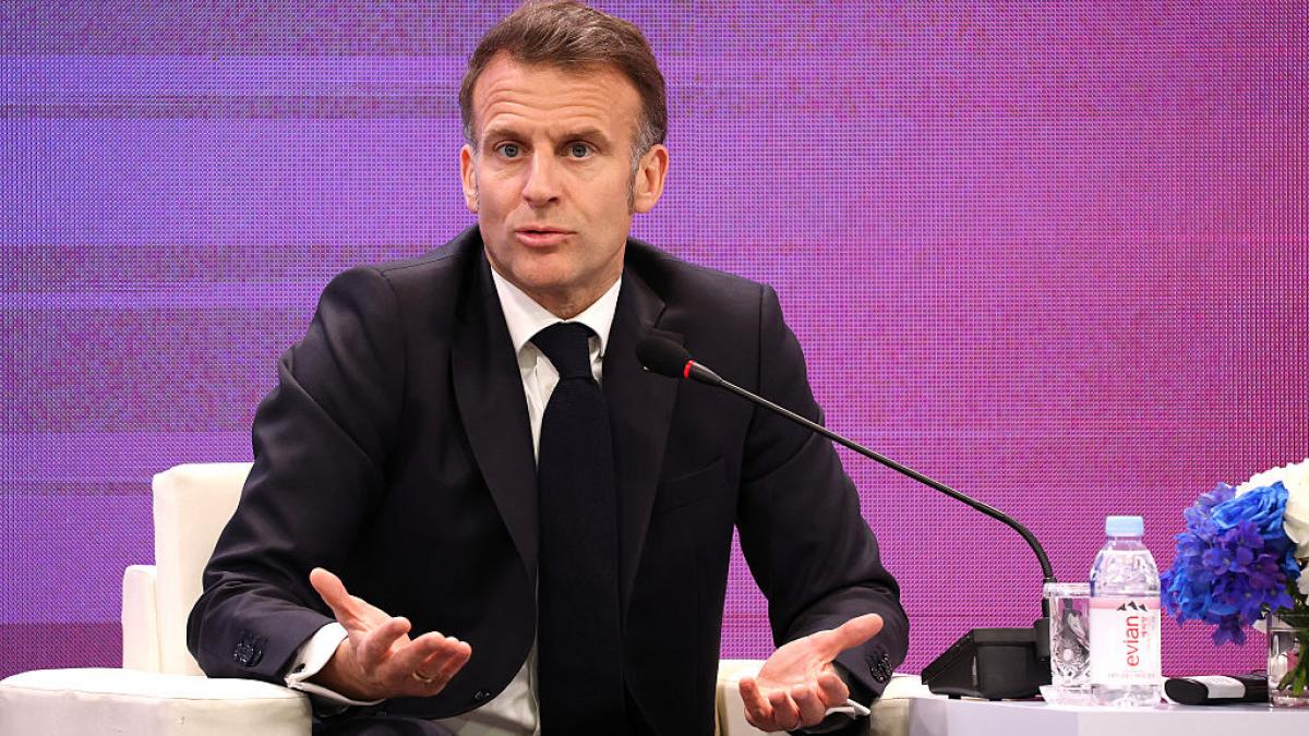 emmanuel macron a sarit sa ajute unui batran in timpul unei plimbari prin roma