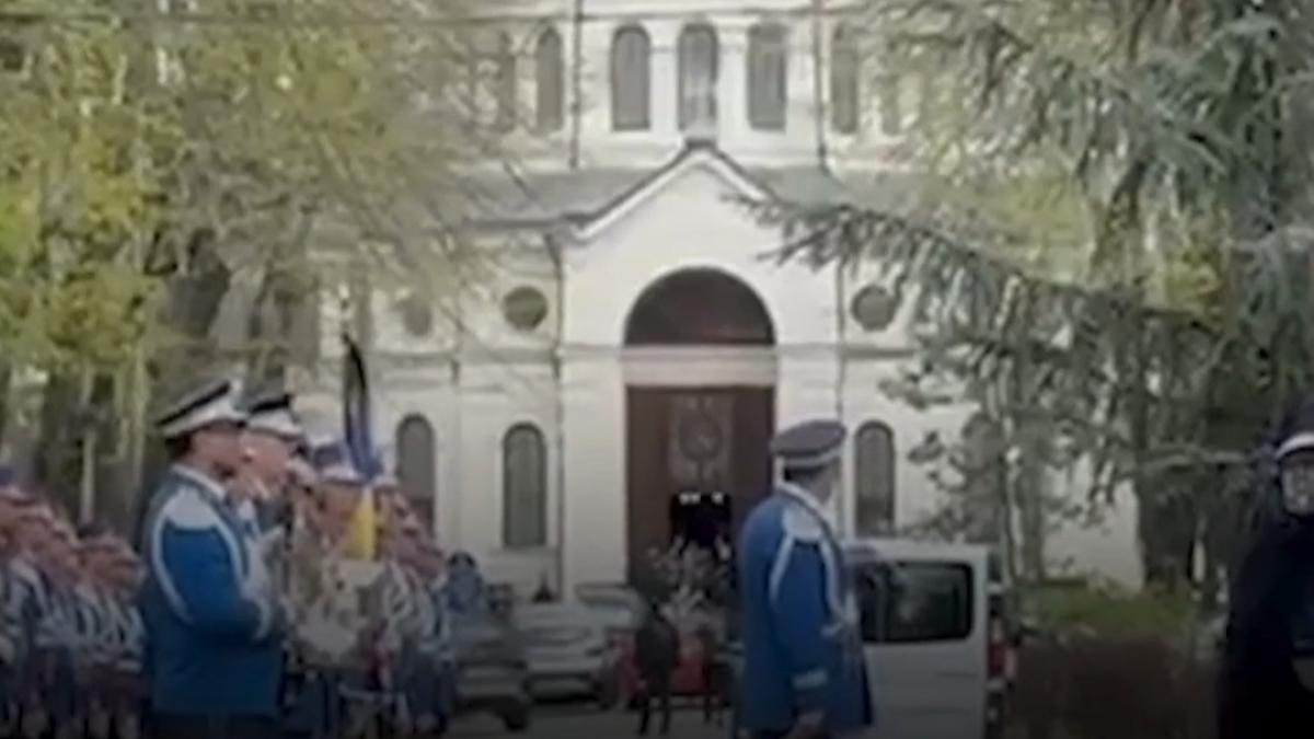 momentul salvelor de tun trase pentru mircea lucescu renumitul antrenor a fost inmormantat cu onoruri militare la cimitirul bellu