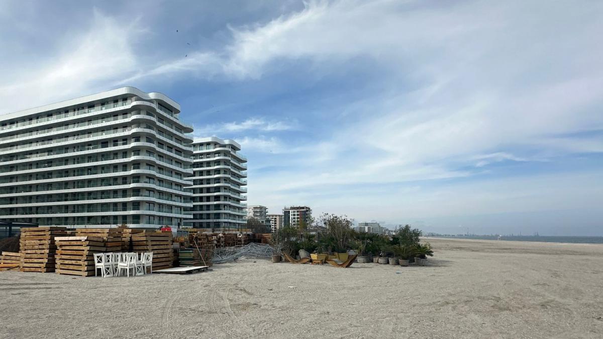 poza din Năvodari, unde zone din plajă au fost amenajate ilegal, fără contracte