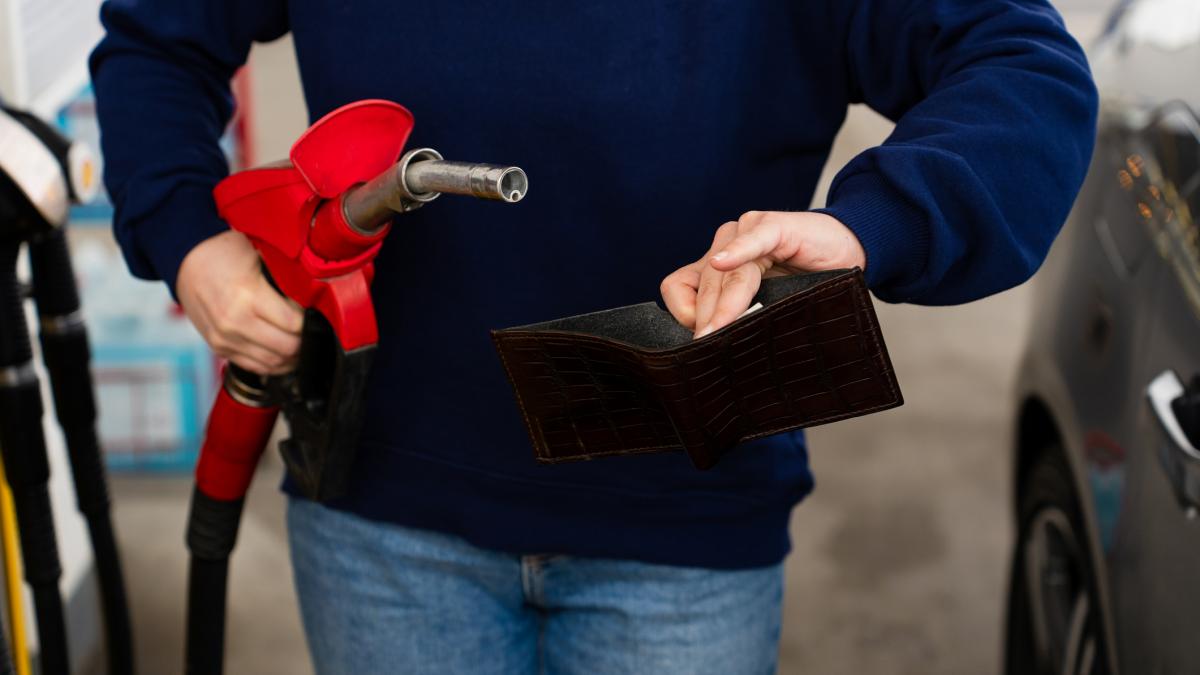 cat costa benzina si motorina sambata 11 aprilie petrom si lukoil au ieftinit sambata carburantii