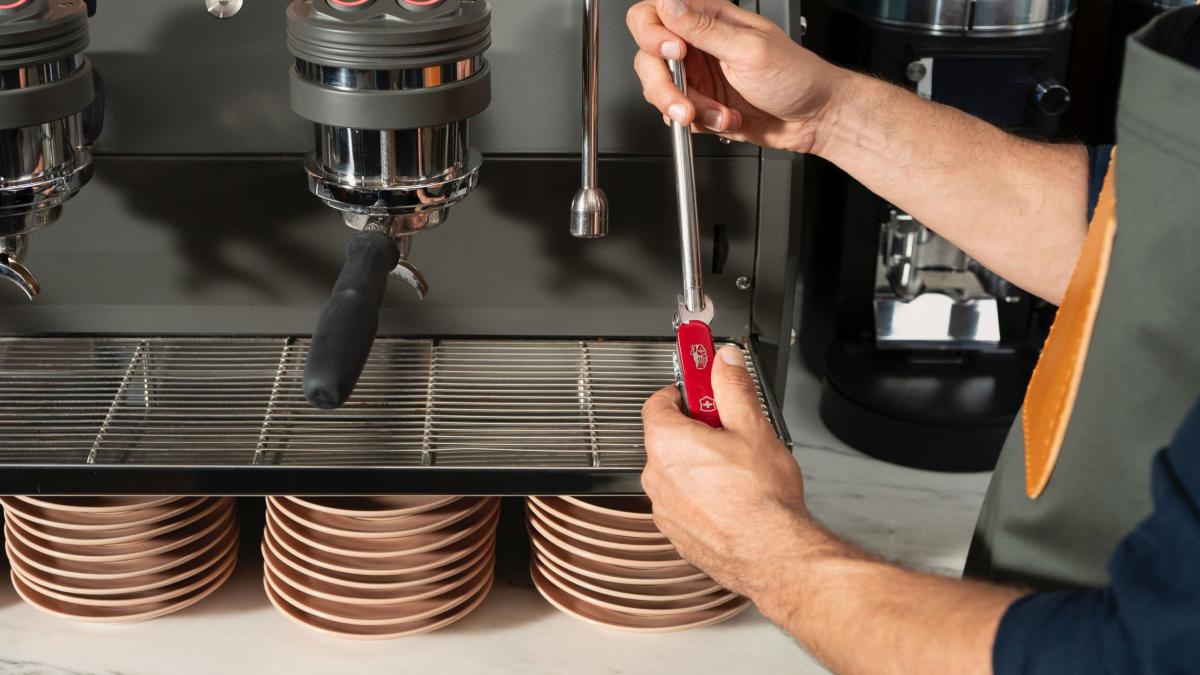 barista intr-o cafenea