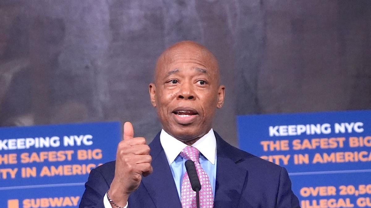 eric adams fostul primar al orasului new york a devenit cetatean al albaniei abia astept sa ma bucur de muntii si raurile voastre