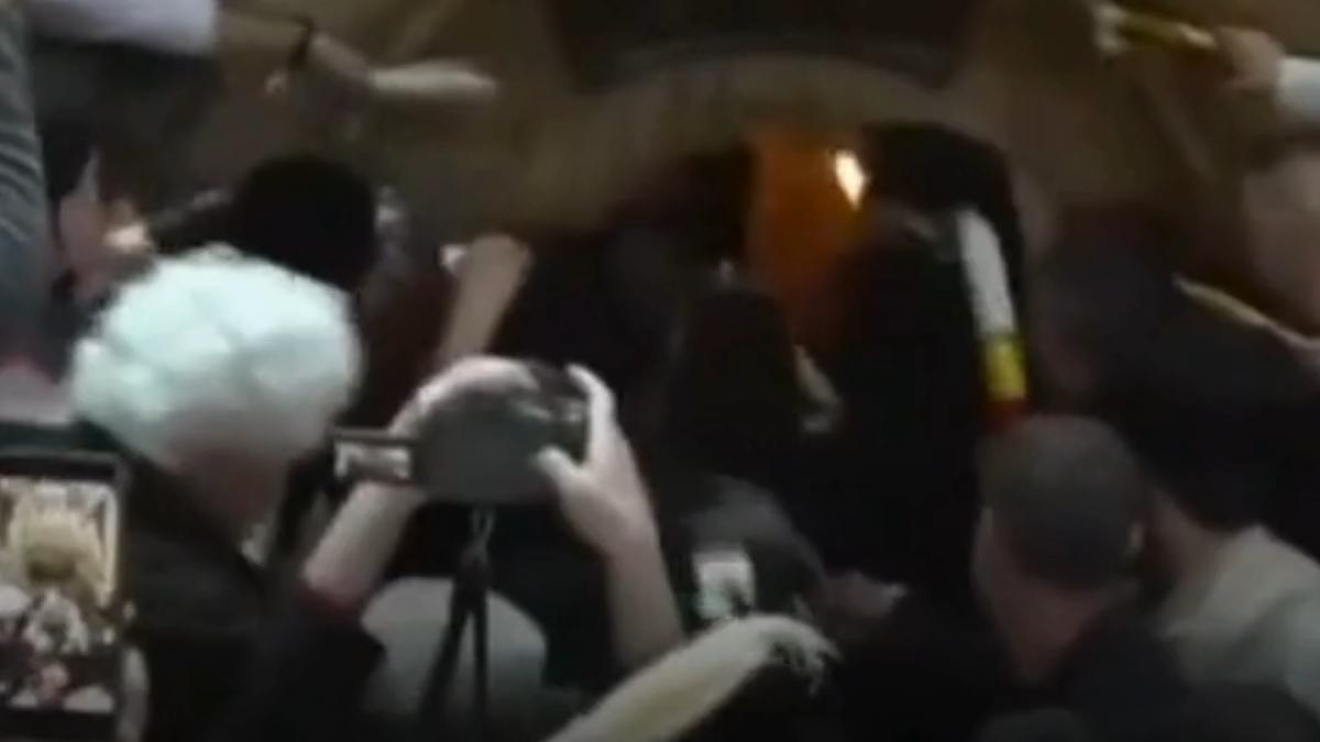 lumina sfanta s a aprins sambata 11 aprilie din nou la biserica sfantul mormant