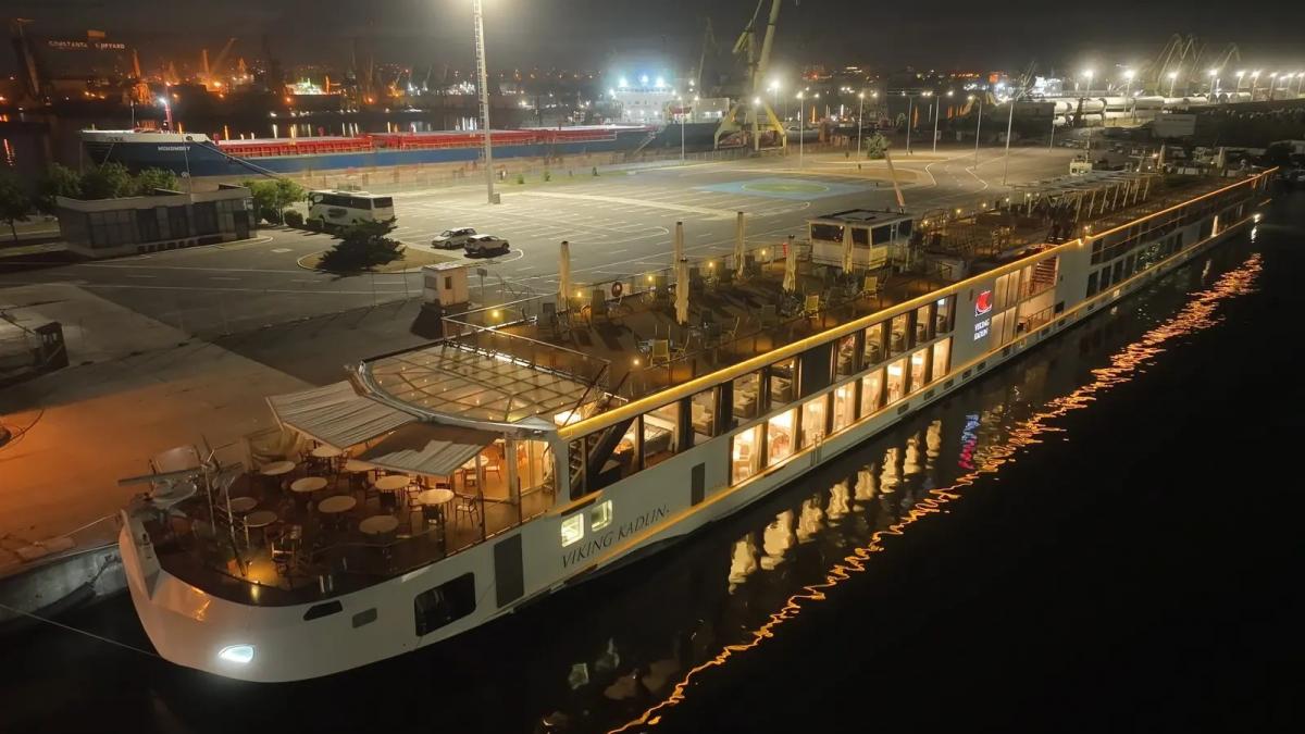 o nava cu 184 de pasageri din sua australia sau marea britanie face escala in portul constanta turistii vor vizita delta dunarii