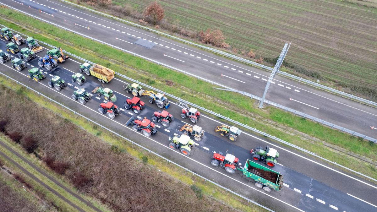 o treime dintre benzinarii raman fara combustibil in irlanda dupa ce fermierii si transportatorii au blocat autostrazi si o rafinarie