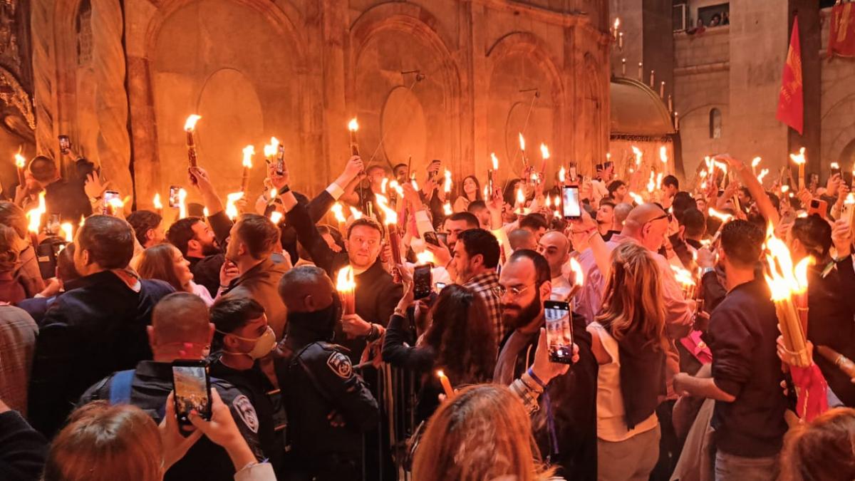 s a aprins lumina sfanta de la ierusalim ce semnificatie are si cand ajunge in romania