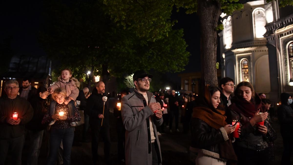 poza in care apar oameni, la Slujba de Inviere