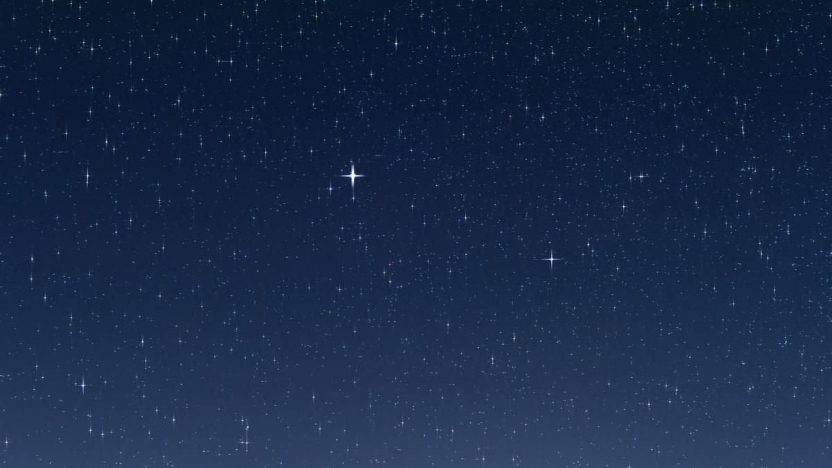 stea stralucitoare pe cerul instelat