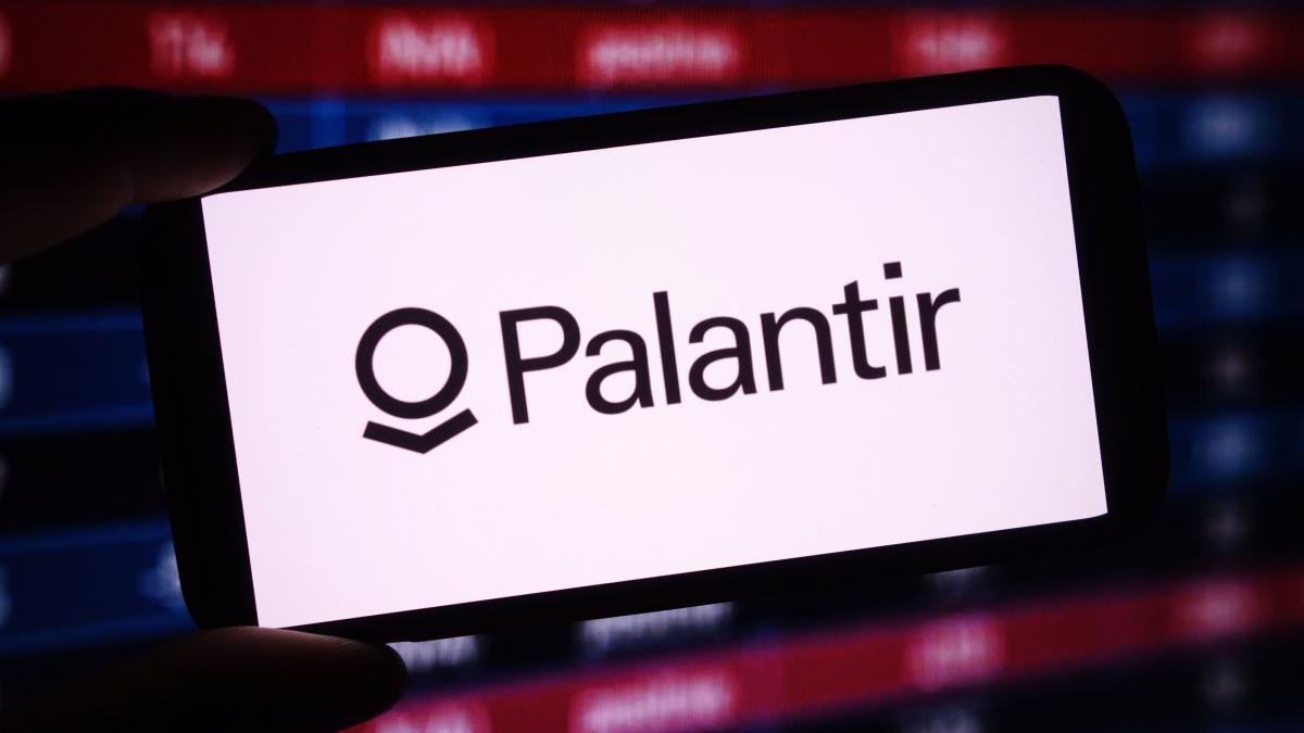 bani europeni curg catre palantir peste 100 de administratori de active si banci cresc investitiile in controversata companie tech