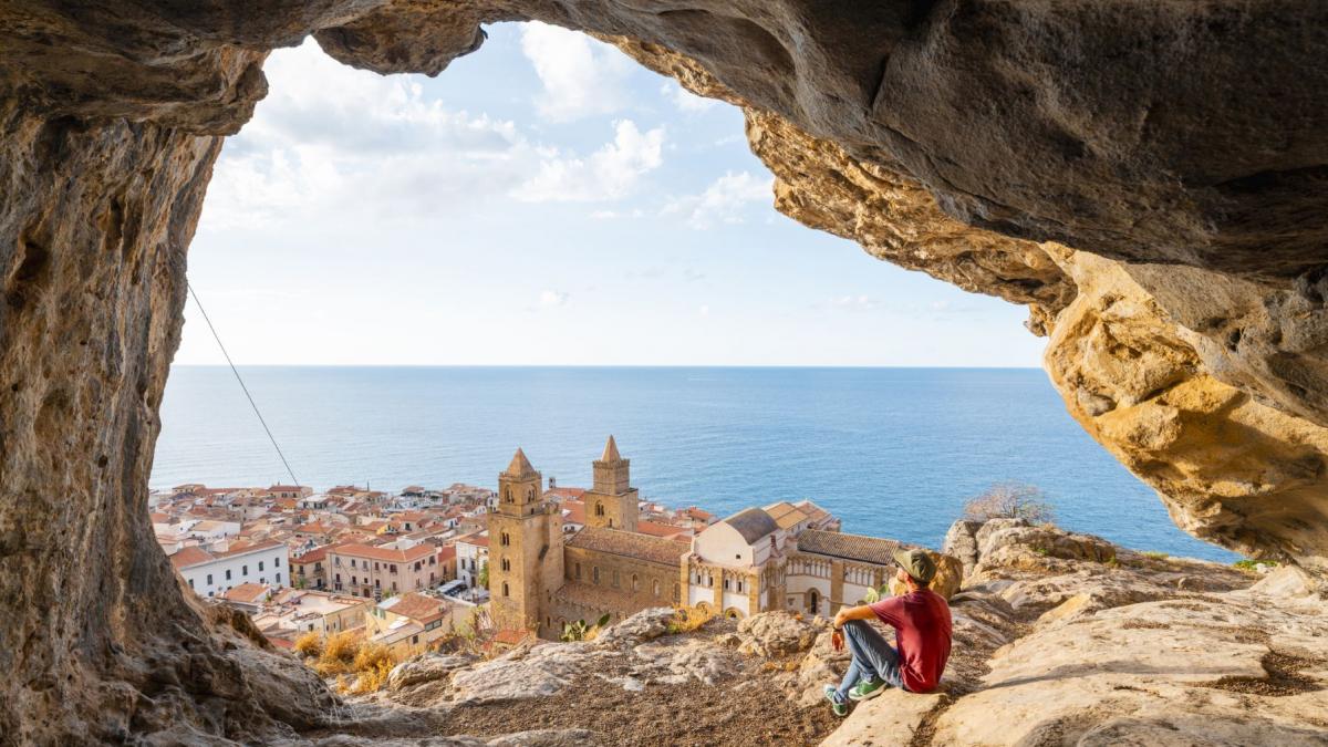 un barbat si a cumparat casa visurilor la mare in sicilia a platit pentru ea mai putin decat pentru o masina