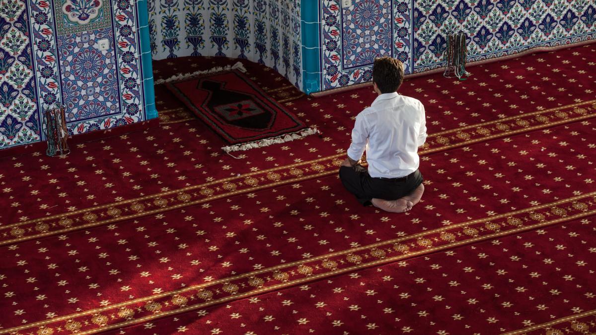 poza in care apare un bărbat musulman, rugându-se la moschee