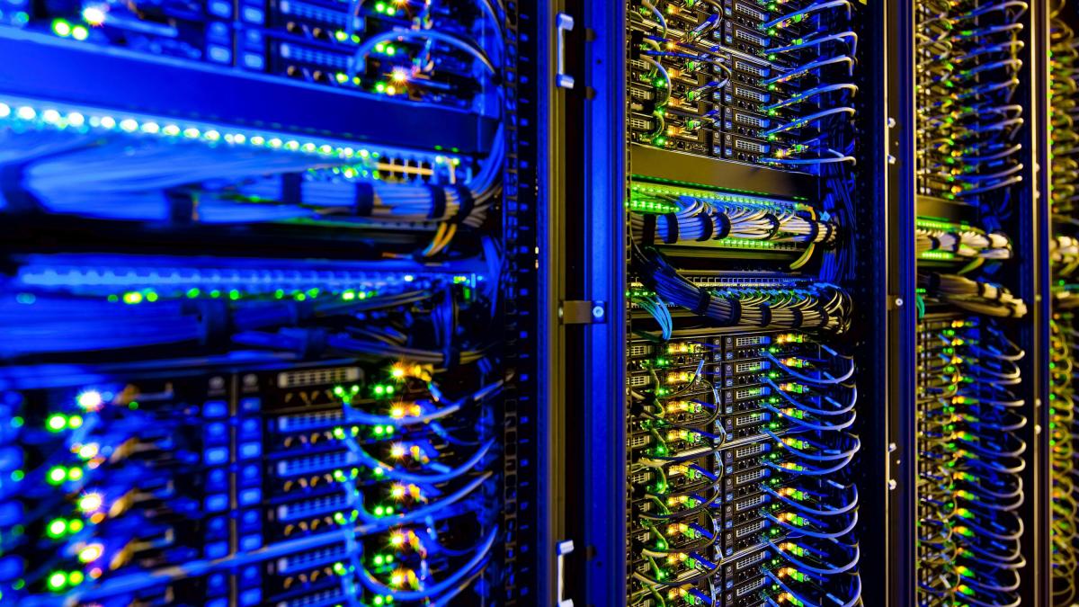 creste revolta impotriva centrelor de date ai americanii platesc curent mai scump iar gigantii tech se imbogatesc