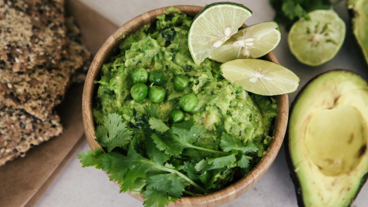 guacamole, lime, paine si avocado