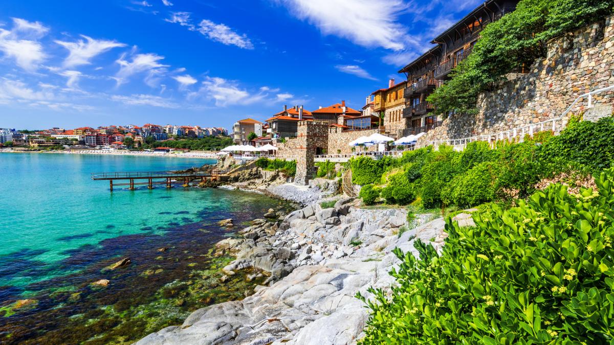 destinatia superba cu plaja si castele care seamana cu coasta amalfi dar e mult mai ieftina e foarte aproape de romania