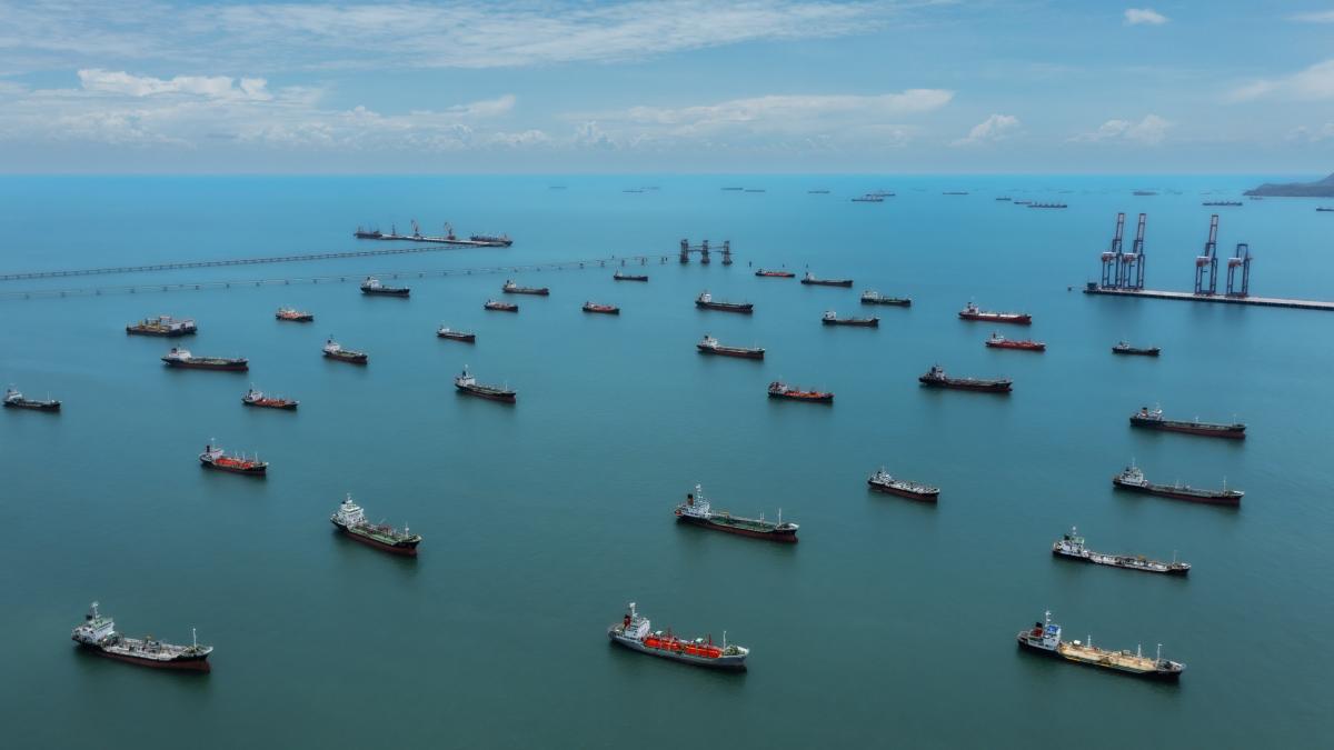 e mai mult decat o criza economistul adrian mitroi avertizeaza despre ciudateniile care dau peste cap preturile petrolului