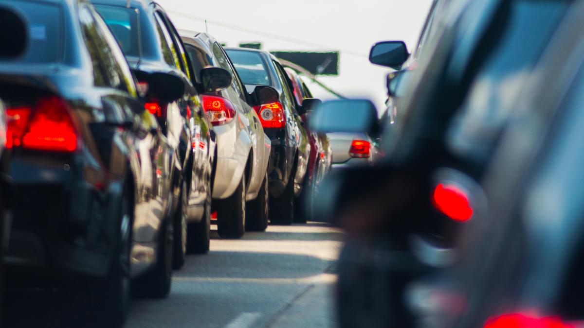 poza in care apar mai multe masini in trafic