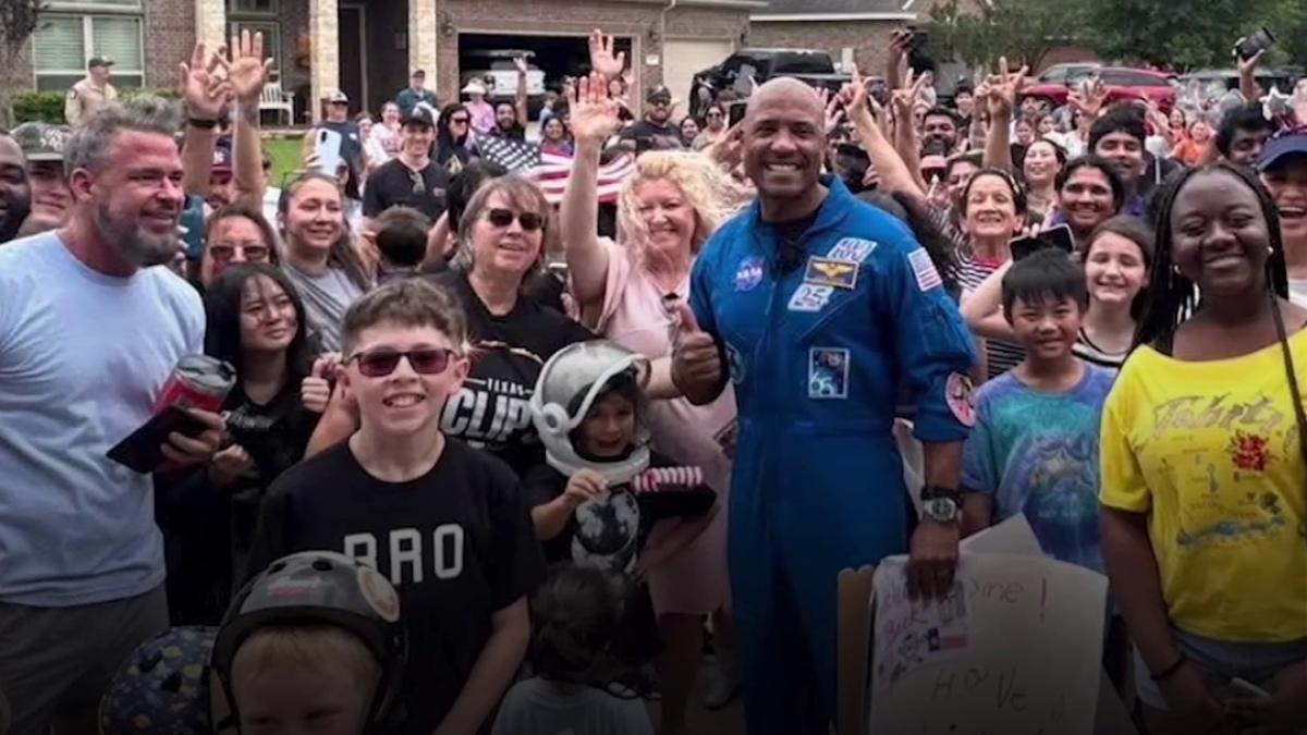 artemis ii cum au fost primiti doi dintre astronautii reveniti din misiunea de 10 zile in jurul lunii