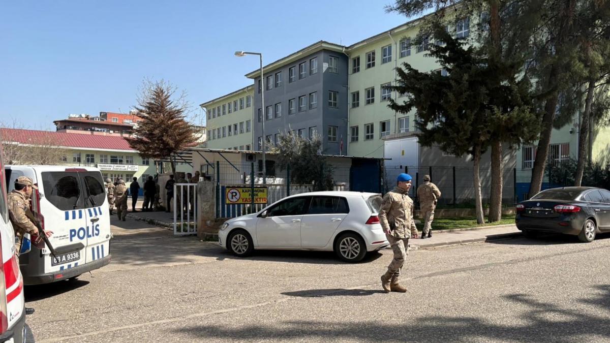 atac armat la un liceu din turcia un fost elev a deschis focul la intamplare a ranit cel putin 16 persoane apoi s a sinucis