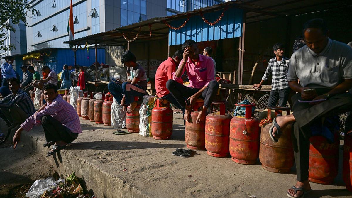 oameni la coada la butelii in india