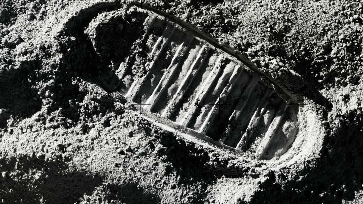 imagine creativa urma de pas pe luna