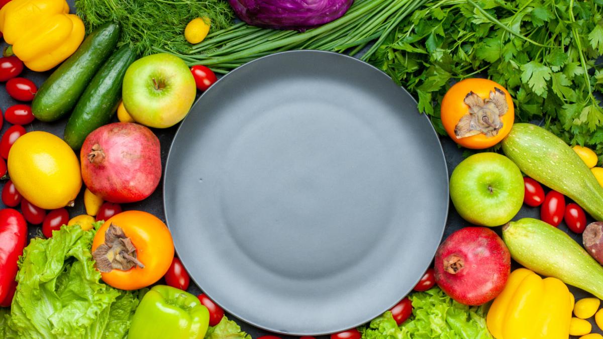 alimente de post fructe legume mancare farfurie goala