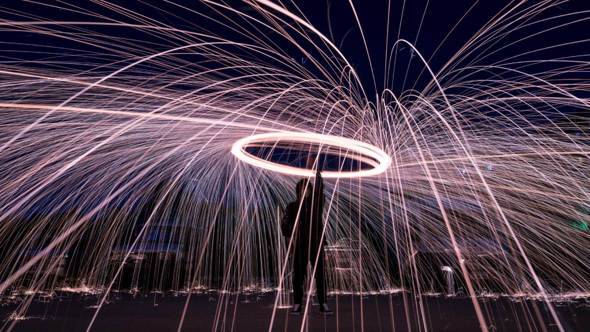 lumina punct intuneric