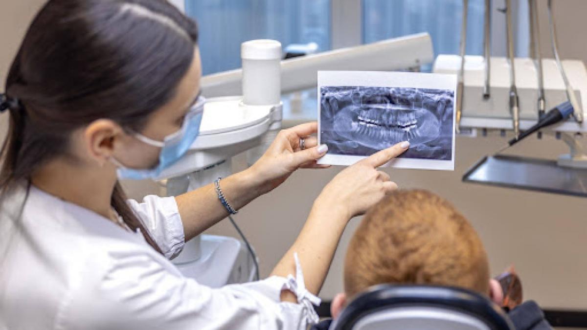 medic stomatolog in timpul unei consultatii