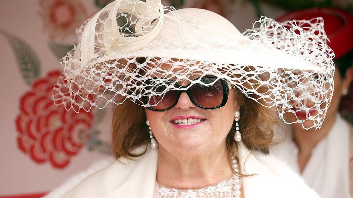 femeie cu palarie alba si ochelari de soare