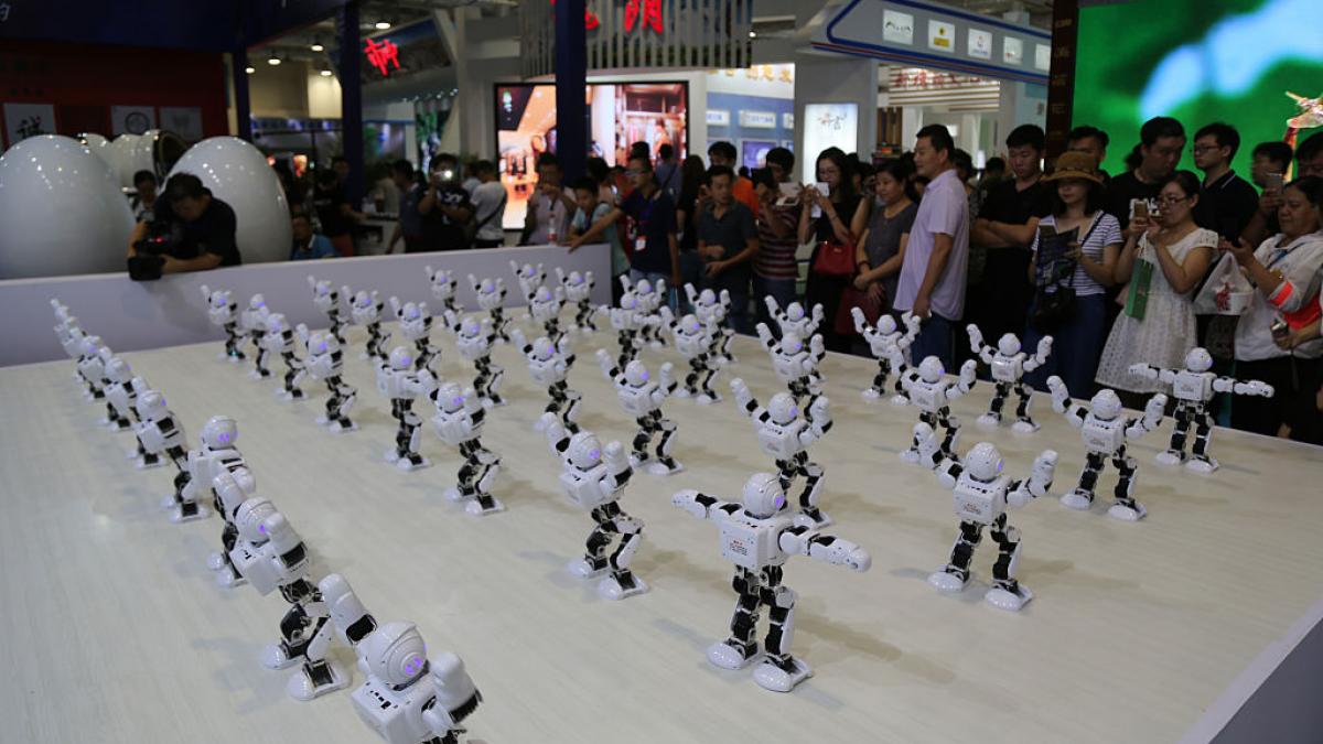 roboței dansatori pe o masă la o convenție în China