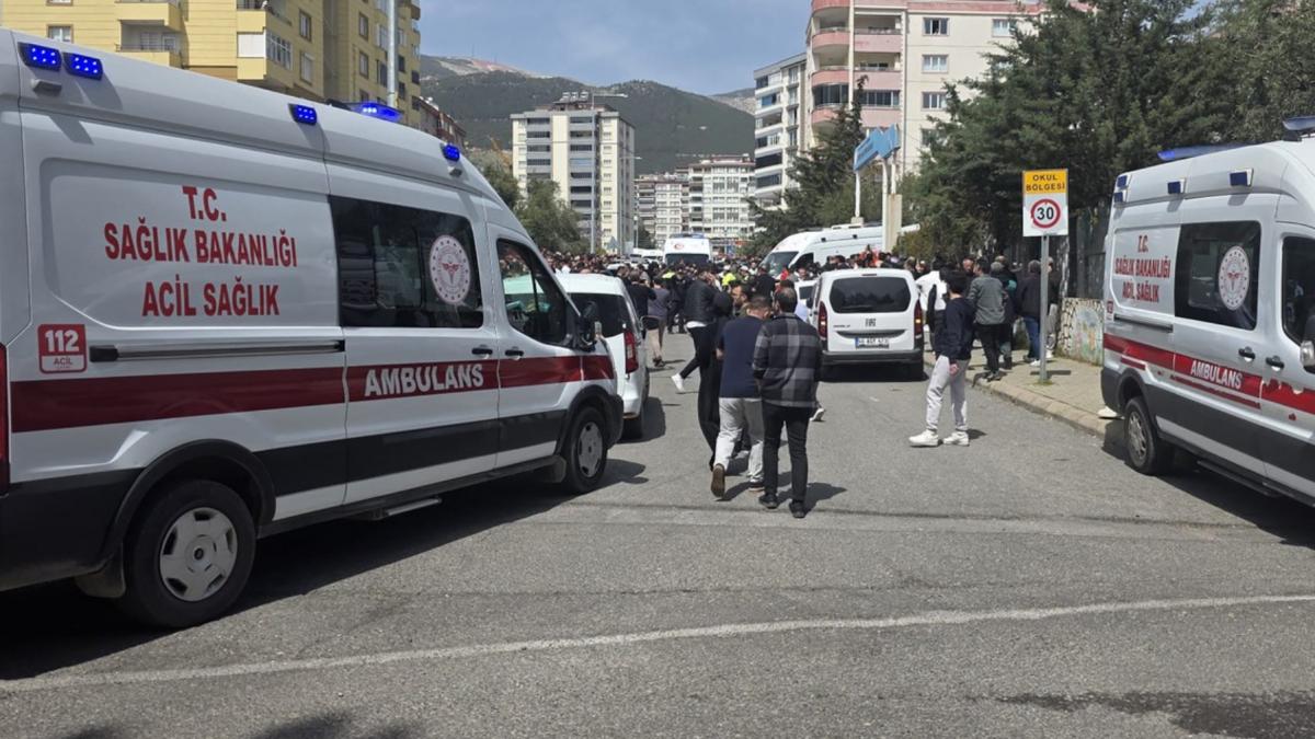 inca un atac armat la o scoala din turcia sunt peste 20 de victime mai multi elevi au fost ucisi de un coleg de al lor