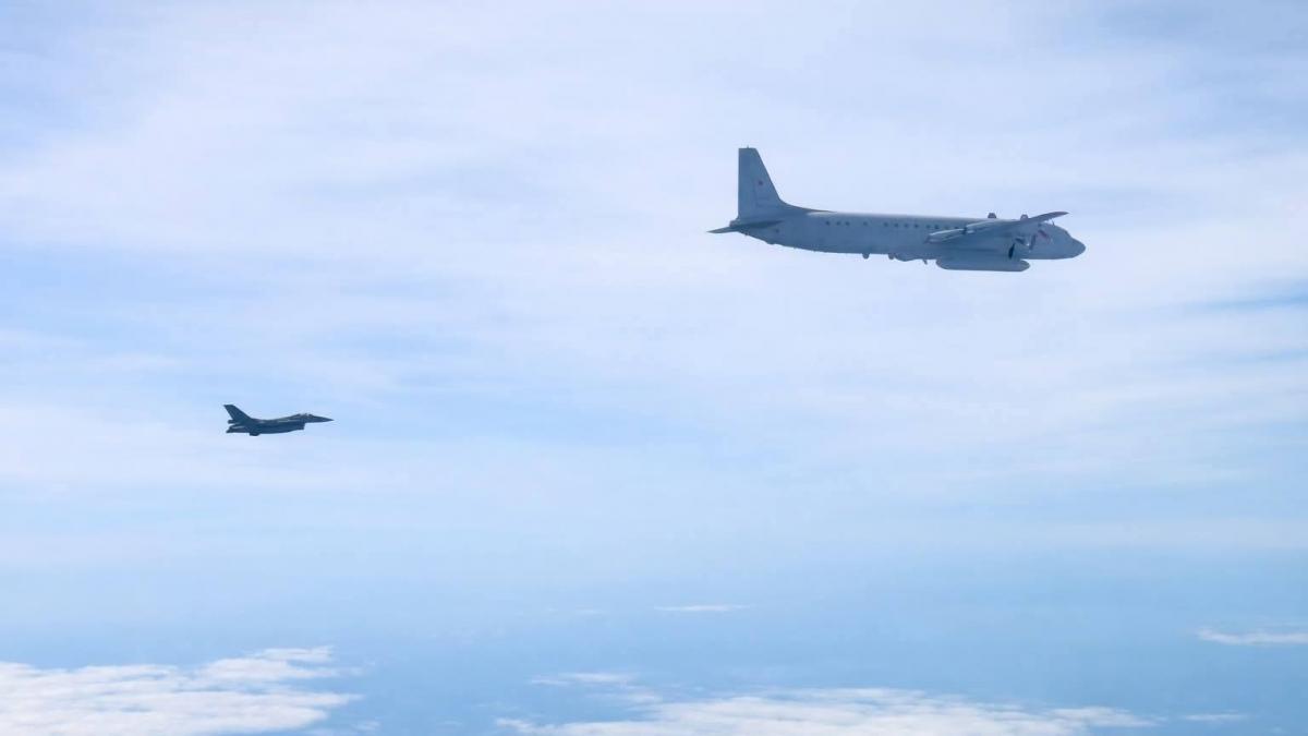 incident in spatiul nato f 16 romanesti au interceptat un avion rusesc care zbura fara contact radio in spatiul aerian baltic