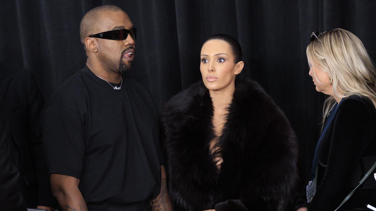 poza in care apar Kanye West, alături de soţia lui, Bianca Censori, la gala Premiilor Grammy din 2025 - hepta_8210494