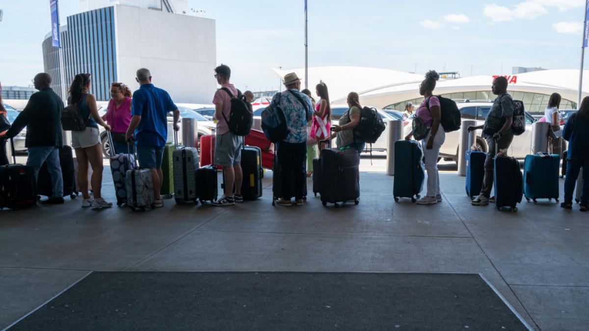 sute de zboruri ar putea fi anulate in urmatoarele saptamani impactul ar fi major in statele europene dependente de turismul estival