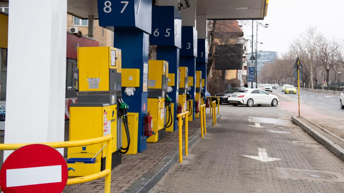 carburantii s au ieftinit considerabil joi 16 aprilie litrul de benzina a scazut sub 8 4 lei cat costa motorina standard si premium